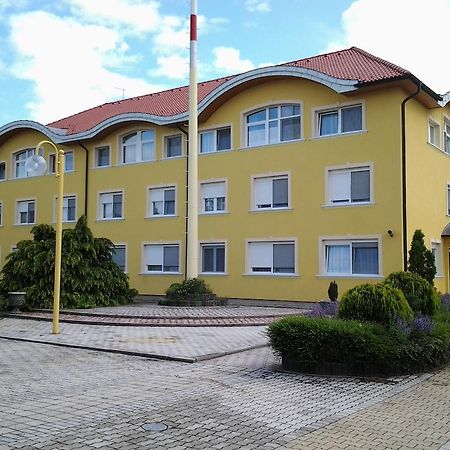 Leier Business Hotel Gönyů Exterior foto