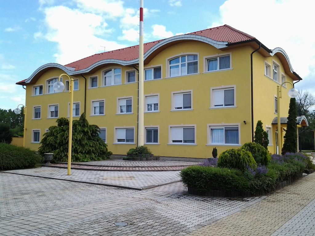 Leier Business Hotel Gönyů Exterior foto